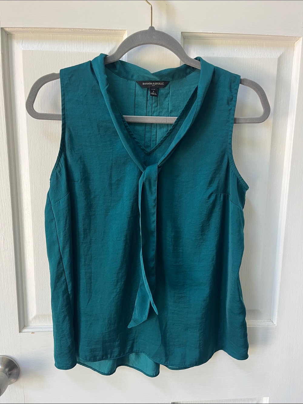 Banana Republic sleeveless tie-neck green blouse size small